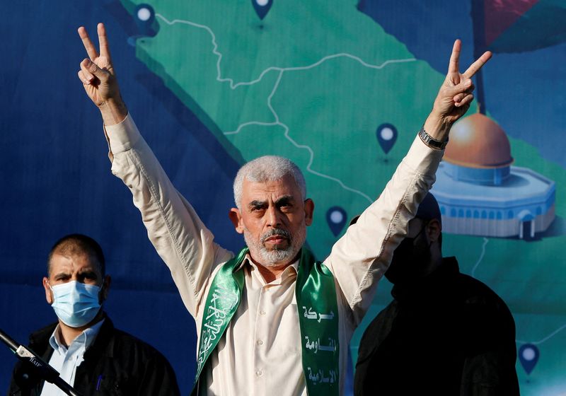 © Reuters. FILE PHOTO: Hamas Gaza chief Yahya Sinwar gestures during an anti-Israel rally in Gaza City, May 24, 2021. REUTERS/Mohammed Salem/File Photo