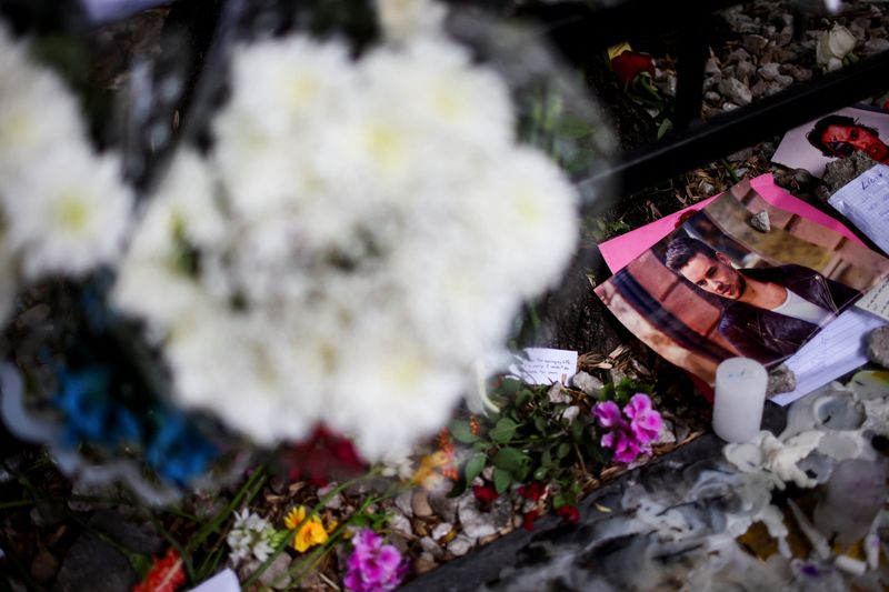 &copy; Reuters. Tributes are left outside the hotel where Liam Payne, former One Direction band member, was found dead after he fell from a third-floor hotel room balcony, in Buenos Aires, Argentina, October 17, 2024. REUTERS/Agustin Marcarian