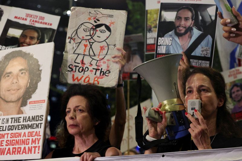 &copy; Reuters. A demonstrator holds a megaphone, as families and supporters of hostages kidnapped during the deadly October 7, 2023 attack, protest against the government and to demand their immediate release, amid the ongoing conflict in Gaza between Israel and Hamas, 