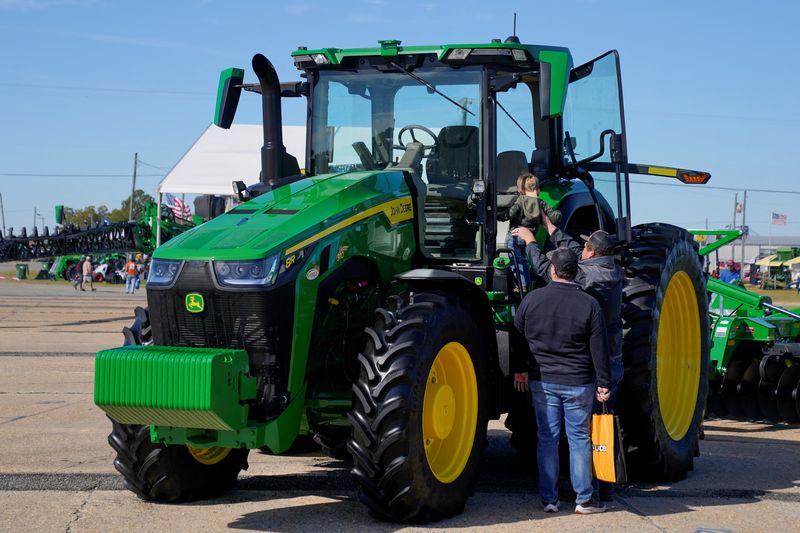 © Reuters. FILE PHOTO: A John Deere tractor at the Sunbelt Ag Expo in Moultrie, Georgia, U.S., October 18, 2022.  REUTERS/Cheney Orr/File Photo