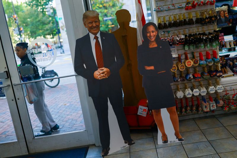 &copy; Reuters. FILE PHOTO: Cutouts of Republican presidential nominee and former U.S. President Donald Trump and Democratic presidential nominee and U.S. Vice President Kamala Harris are displayed at a store where souvenirs of the U.S. presidential elections are sold, i