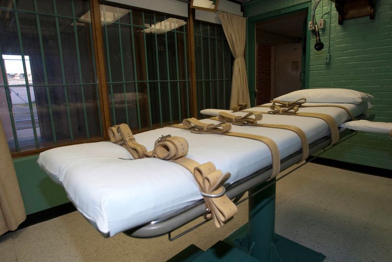 © Reuters. FILE PHOTO: The death chamber and the steel bars of the viewing room are seen at the state penitentiary in Huntsville, Texas, U.S. on September 29, 2010.  Courtesy Jenevieve Robbins/Texas Dept of Criminal Justice/Handout via REUTERS/File Photo