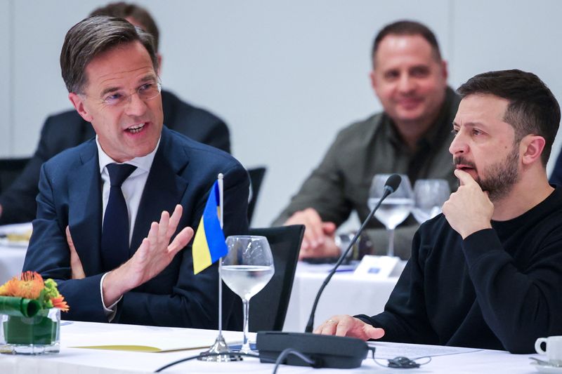 © Reuters. NATO Secretary General Mark Rutte (L) speaks with Ukraine's President Volodymyr Zelenskiy at the NATO-Ukraine Council Working Dinner attended by North Atlantic Treaty Organisation (NATO) Defense Ministers at NATO Headquarters in Brussels, Belgium, 17 October 2024. OLIVIER MATTHYS/Pool via REUTERS