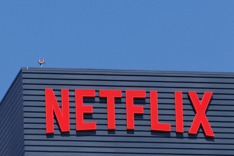 © Reuters. FILE PHOTO: The Netflix logo is shown on one of their Hollywood buildings in Los Angeles, California, U.S., July 12, 2023.   REUTERS/Mike Blake/File Photo