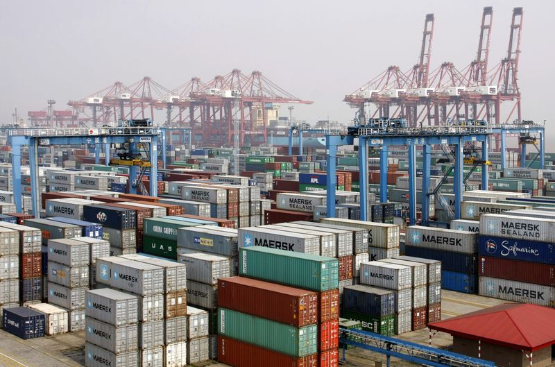 © Reuters. FILE PHOTO: A general view of a container area at Ningbo port, Zhejiang province, April 9, 2013. Picture taken April 9, 2013. REUTERS/Stringer/File Photo