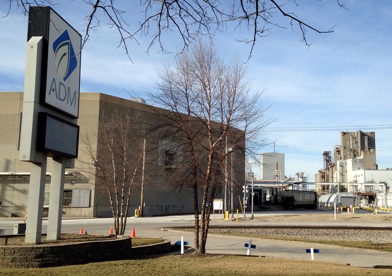 © Reuters. FILE PHOTO: The world's largest corn mill of global grain company Archer Daniels Midland is pictured in Decatur, Illinois, U.S., March 16, 2015.   REUTERS/Karl Plume//File Photo