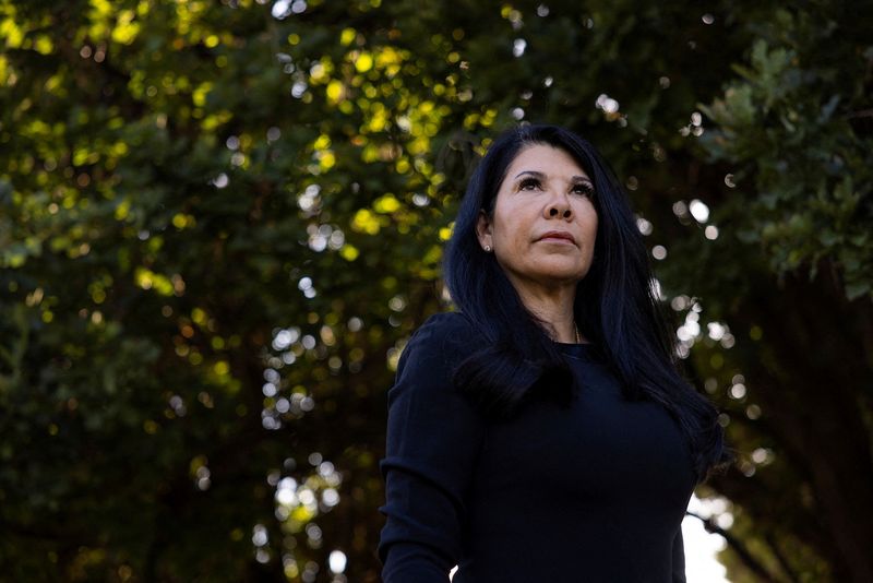 © Reuters. FILE PHOTO: Andrea Thomas, who founded an organization to bring awareness to the counterfeit drug crisis after her daughter died of fentanyl poisoning in 2018, poses for a portrait in Denver, Colorado, U.S., September 18, 2024. REUTERS/Kevin Mohatt/File Photo