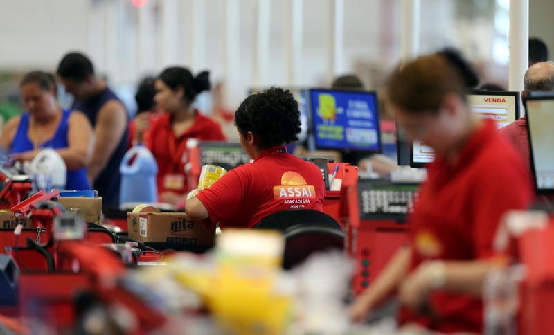 ©Reuters. Cashiers at the Assai store, the cash-and-carry division of Brazilian company GPA SA, in Sao Paulo, Brazil, January 11, 2017. REUTERS/Paulo Whitaker/ File Photo