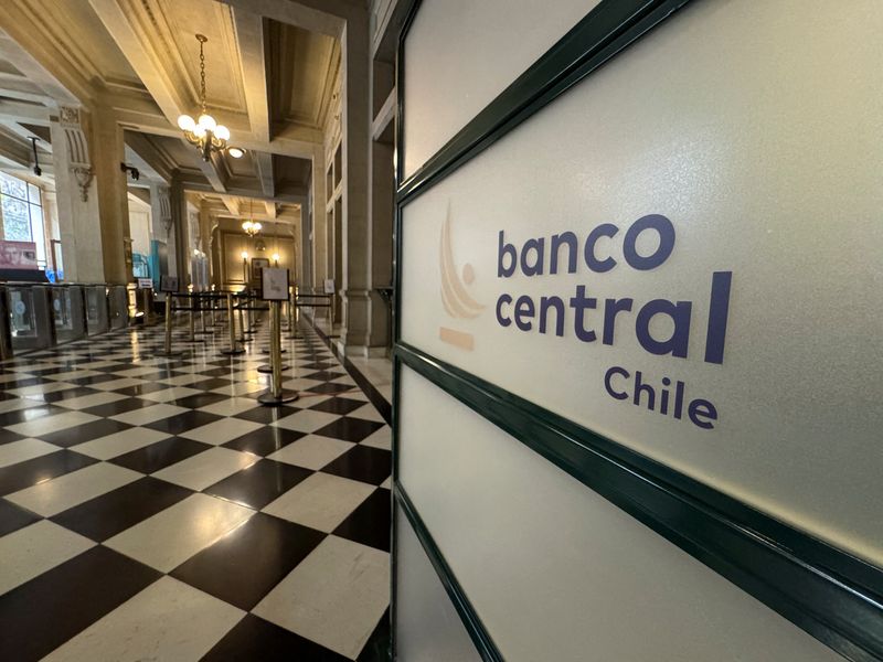 &copy; Reuters. Chile's Central Bank new logo is pictured at their headquarters in Santiago, Chile September 30, 2024. REUTERS/Fabian Cambero/ File Photo