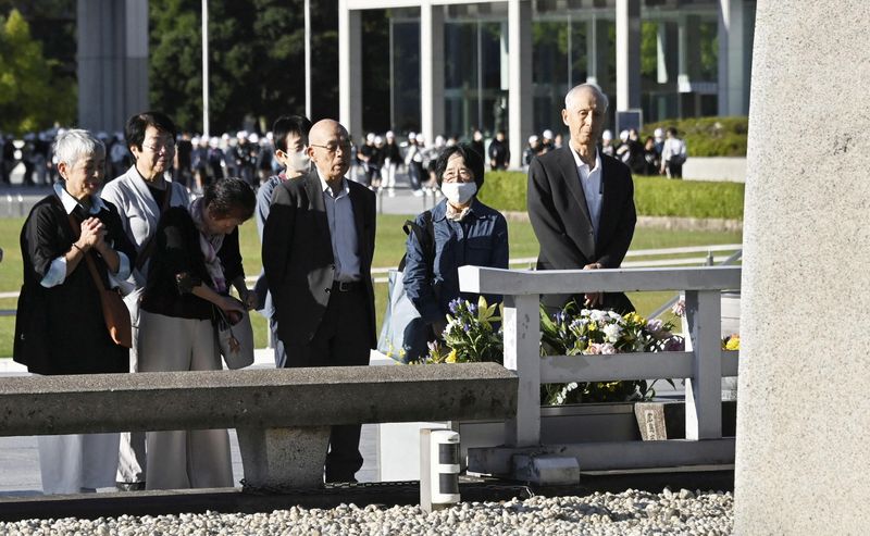 &copy; Reuters. FILE PHOTO: An atomic bomb survivor Kunihiko Sakuma (C) visits the Cenotaph for the Victims of the Atomic Bomb at the Hiroshima Peace Memorial Park, on the following day of The Japan Confederation of A- and H-Bomb Sufferers Organizations (Nihon Hidankyo) 