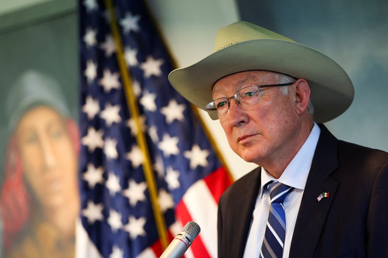 © Reuters. U.S. Ambassador to Mexico Ken Salazar holds a press conference in Mexico City, Mexico, October 17, 2024. REUTERS/Raquel Cunha