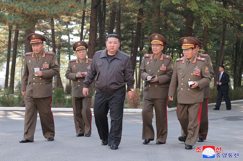 &copy; Reuters. Kim Jong Un inspeciona quarte-genral do 2º Corpo do Exército norte-coreanon17/10/2024nKCNA via REUTERS