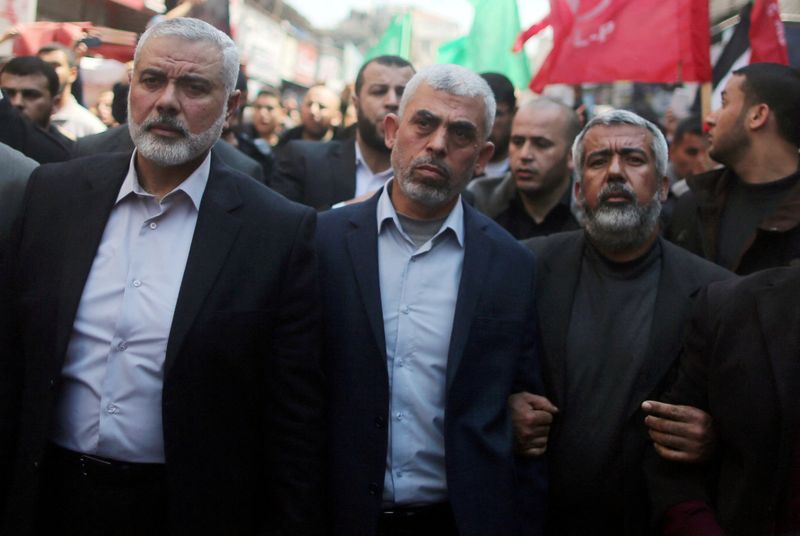 © Reuters. FILE PHOTO: Hamas Gaza Chief Yahya Sinwar and Hamas leader Ismail Haniyeh take part in the funeral of senior militant Mazen Fuqaha in Gaza City March 25, 2017. REUTERS/Mohammed Salem/File Photo