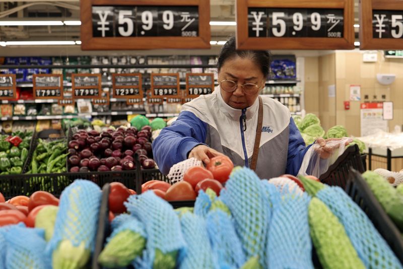 &copy; Reuters. A customer shops for tomatoes at the vegetable section of a supermarket in Beijing, China October 17, 2024. REUTERS/Florence Lo