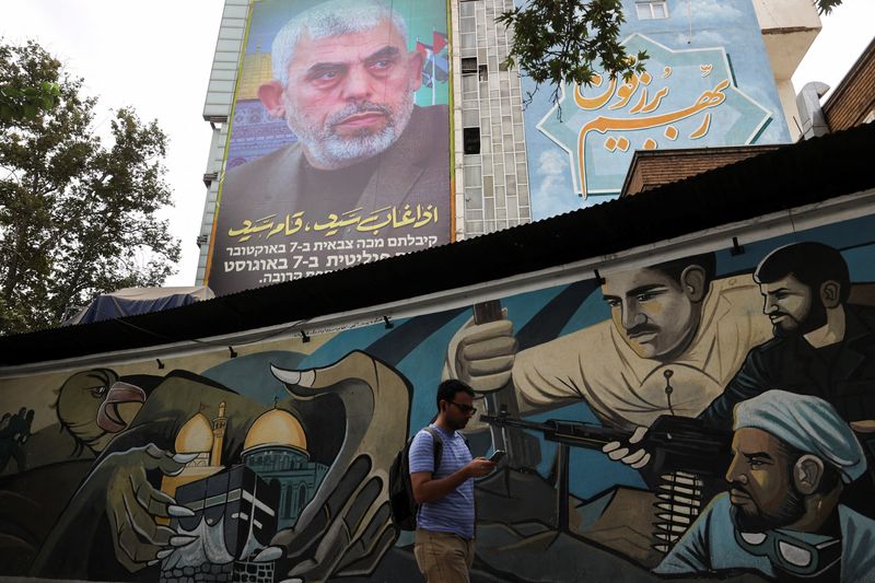 &copy; Reuters. Cartaz publicitário com a imagem do líder do Hamas, Yahya Sinwar, em um prédio em Teerã, Irãn12/08/2024nMajid Asgaripour/WANA (West Asia News Agency) via REUTERS