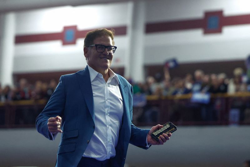 © Reuters. Businessman Mark Cuban takes the stage during a campaign event held by Democratic presidential nominee U.S. Vice President Kamala Harris at the University of Wisconsin-La Crosse in La Crosse, Wisconsin, U.S. October 17, 2024. REUTERS/Evelyn Hockstein