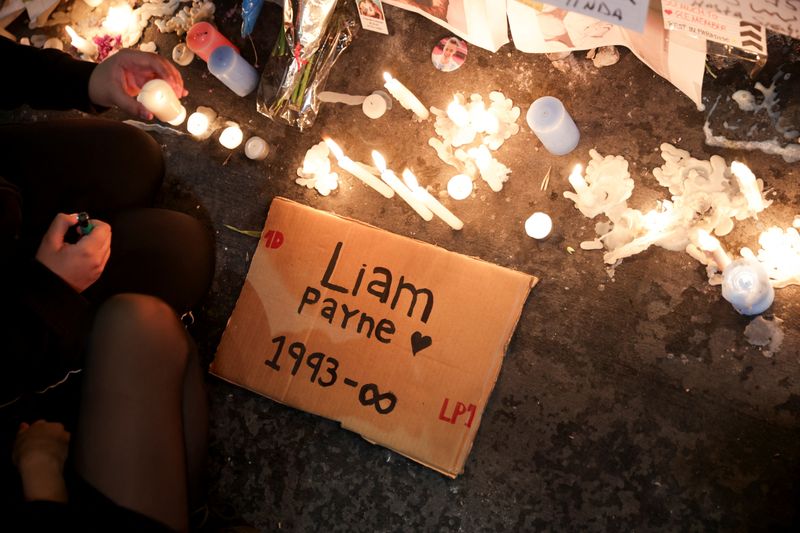 © Reuters. A sign is pictured as people gather outside the hotel where Liam Payne, former One Direction band member, was found dead after he fell from a third-floor hotel room balcony, in Buenos Aires, Argentina, October 17, 2024. REUTERS/Tomas Cuesta