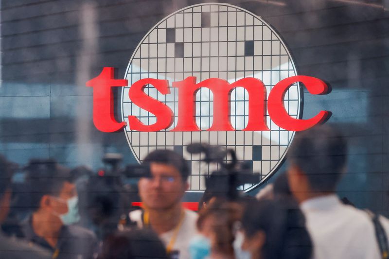 © Reuters. Taiwan Semiconductor Manufacturing Company's (TSMC) logo is seen while people attend the opening of the TSMC global R&D center in Hsinchu, Taiwan July 28, 2023. REUTERS/Ann Wang/File Photo