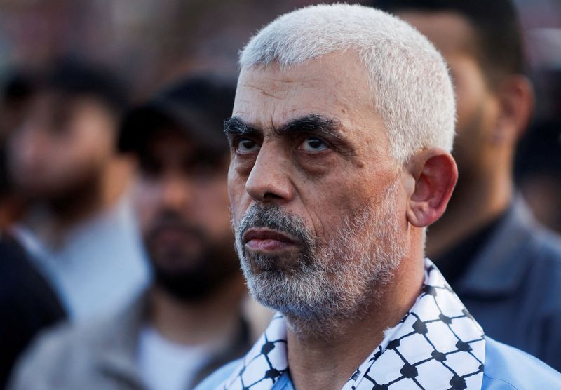 © Reuters. FILE PHOTO: Hamas leader Yahya Sinwar looks on as Palestinian Hamas supporters take part in an anti-Israel rally over tension in Jerusalem's Al-Aqsa mosque, in Gaza City October 1, 2022. REUTERS/Mohammed Salem/File Photo