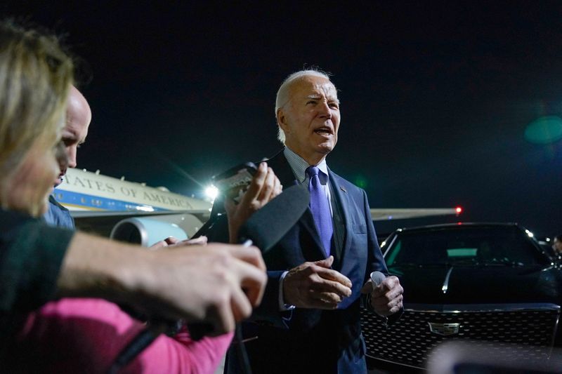 &copy; Reuters. FILE PHOTO: U.S. President Joe Biden talks to the media upon his arrival at Berlin Brandenburg Airport, Berlin, Germany, October 17, 2024. REUTERS/Elizabeth Frantz/File Photo