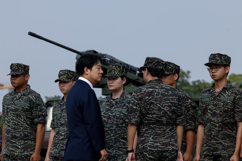 &copy; Reuters. Taiwanese President Lai Ching-te visits a military base in response to recent Chinese military drills, in Taoyuan, Taiwan October 18, 2024. REUTERS/Tyrone Siu