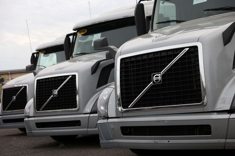 © Reuters. FILE PHOTO: Volvo trucks are seen for sale in Linden, New Jersey, U.S., May 23, 2022. REUTERS/Andrew Kelly/File Photo