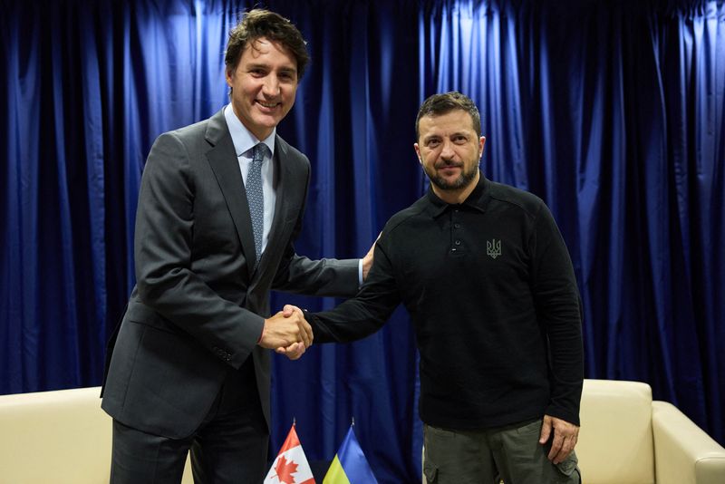 ©Reuters. Ukrainian President Volodymyr Zelensky and Canadian Prime Minister Justin Trudeau shake hands before meeting during the UN General Assembly summit in New York, U.S., September 24, 2024. Press service of the Ukrainian president/leaflet via REUTERS/File Photo