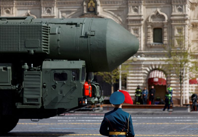 &copy; Reuters. Un sistema missilistico balistico intercontinentale russo Yars passa davanti a una guardia d'onore durante una parata militare nel giorno della Vittoria nel centro di Mosca, Russia, 9 maggio 2022. REUTERS/Maxim Shemetov