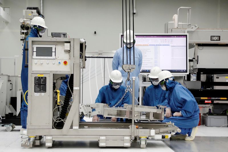 © Reuters. Trainees learn how to build and operate an EUV machine at the training center at ASML Holding in Tainan, Taiwan, August 20, 2020. REUTERS/Ann Wang/File Photo