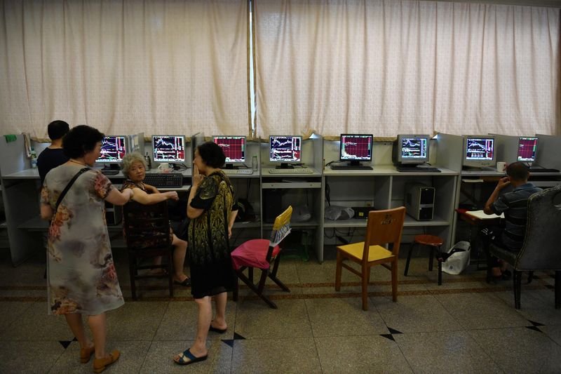 © Reuters. FILE PHOTO: Investors are seen in front of computer screens showing stock information at a brokerage house in Chengdu, Sichuan province, China August 6, 2019. Zhang Lang/CNS via REUTERS/File photo