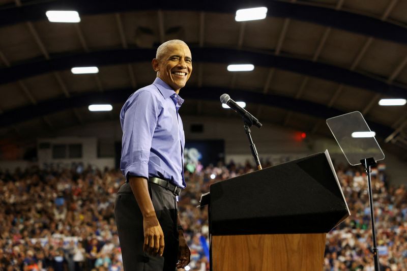 &copy; Reuters. FILE PHOTO: Former U.S. President Barack Obama reacts during a campaign event in support of Democratic presidential nominee and U.S. Vice President Kamala Harris in Pittsburgh, Pennsylvania, U.S., October 10, 2024. REUTERS/Quinn Glabicki/File Photo