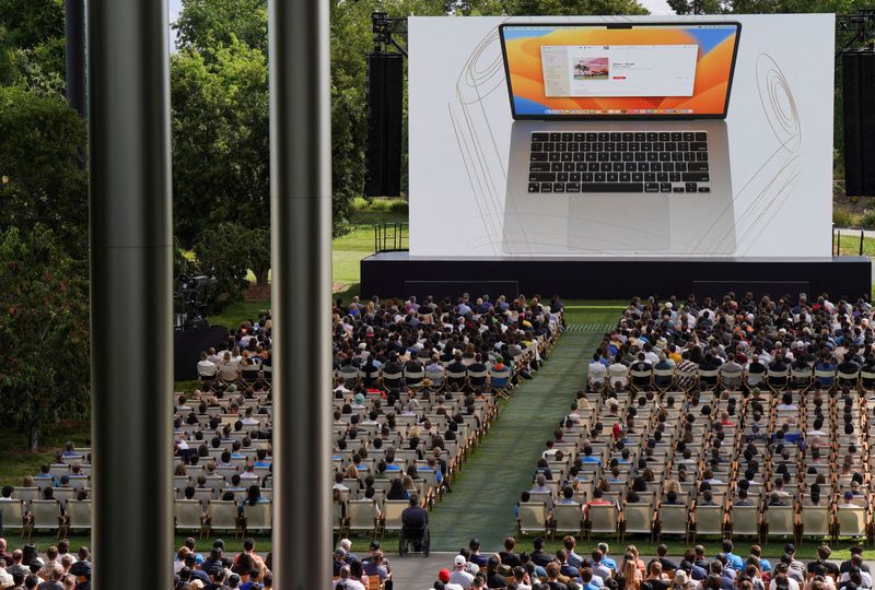 &copy; Reuters. FILE PHOTO: A new MacBook laptop is presented at Apple's annual Worldwide Developers Conference at the company's headquarters in Cupertino, California, U.S. June 5, 2023. REUTERS/Loren Elliott/File Photo