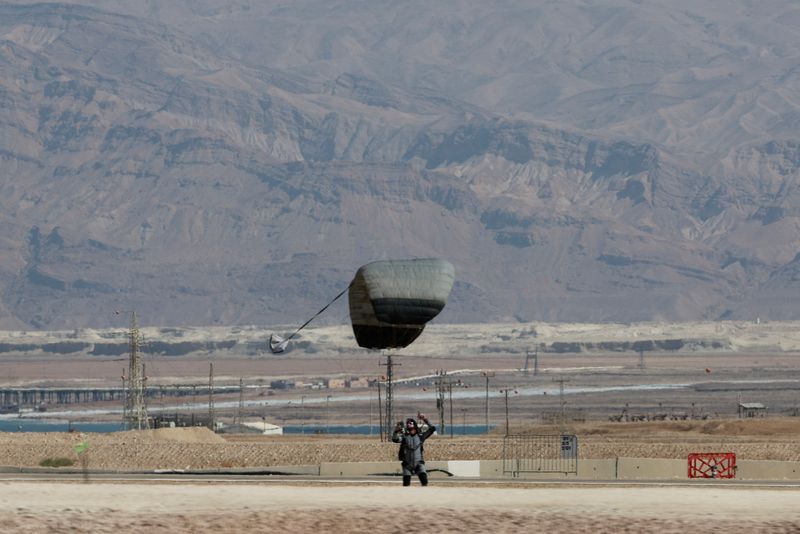 &copy; Reuters. An Israeli military paratrooper lands near the scene of a shooting attack after Israel's military said it identified attackers crossing from Jordan to south of the Dead Sea, in southern Israel, October 18, 2024. REUTERS/Ammar Awad