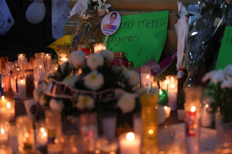 © Reuters. FILE PHOTO: Candles and flowers are placed at a memorial outside the government palace after the killing of Alejandro Arcos, who had just taken office as the mayor of Chilpancingo, the capital of Mexico's violence-plagued state of Guerrero, in Chilpancingo, Mexico October 10, 2024. REUTERS/Quetzalli Nicte-Ha/File Photo