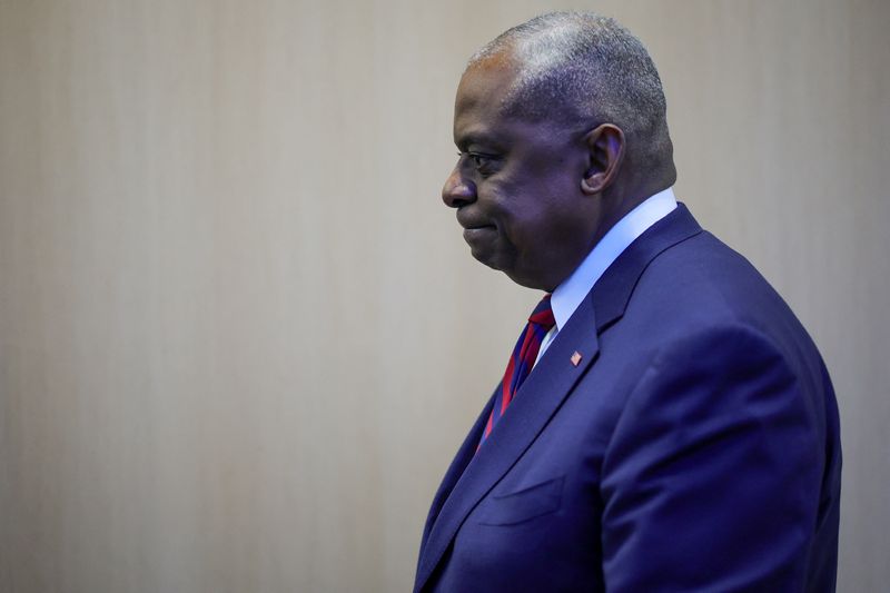 © Reuters. FILE PHOTO: US Secretary of Defense Lloyd J. Austin III arrives at the NATO-Ukraine Council Working Dinner attended by Ukraine's President Volodymyr Zelenskiy, NATO Secretary General Mark Rutte and North Atlantic Treaty Organisation (NATO) Defense Ministers at NATO Headquarters in Brussels, Belgium, 17 October 2024. Allied Defense Ministers attend a meeting of NATO Ministers of Defense at NATO Headquarters in Brussels on 17-18 October. OLIVIER MATTHYS/Pool via REUTERS/File Photo