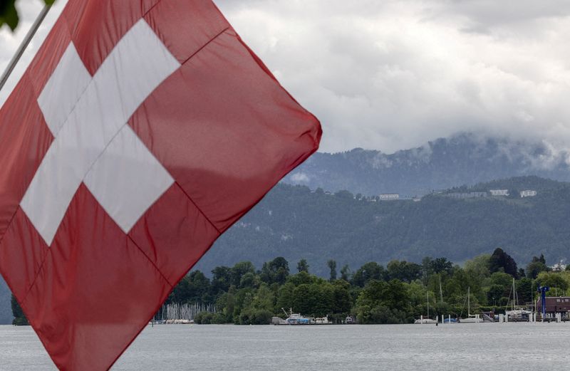 © Reuters. FILE PHOTO: A Swiss flag is pictured in front of the Burgenstock Resort in Lucerne, Switzerland, May 28, 2024.  REUTERS/Denis Balibouse/File Photo