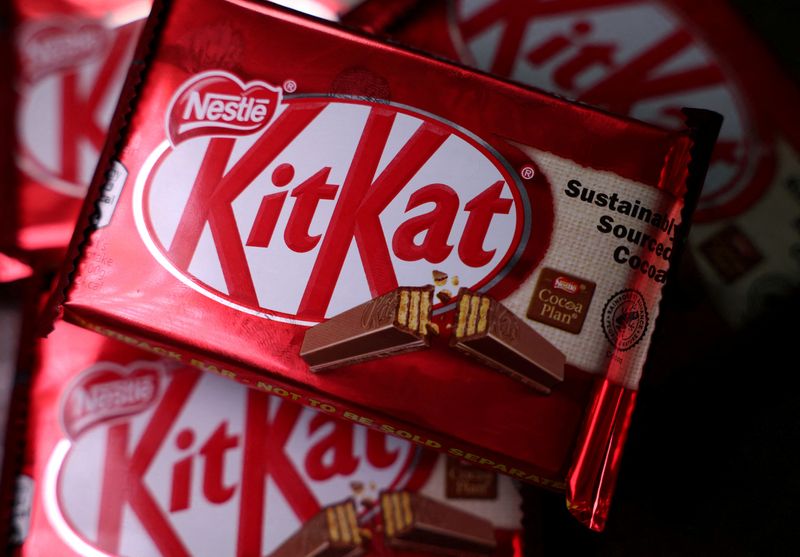 © Reuters. FILE PHOTO: Bars of Kit Kat, a chocolate product manufactured by Nestle are seen in an illustration picture taken in Manchester, Britain, May 17, 2024. REUTERS/Phil Noble/Illustration/File Photo