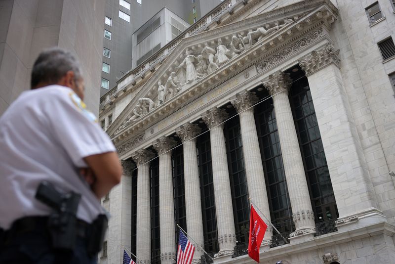 © Reuters. A security guard works outside the New York Stock Exchange (NYSE) before the Federal Reserve announcement in New York City, U.S., September 18, 2024. REUTERS/Andrew Kelly/File Photo