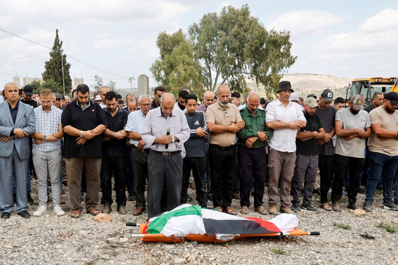 &copy; Reuters. Funeral de mulher palestina morta por forças israelenses, em Jenin, na Cisjordânia ocupadan17/10/2024nREUTERS/Raneen Sawafta