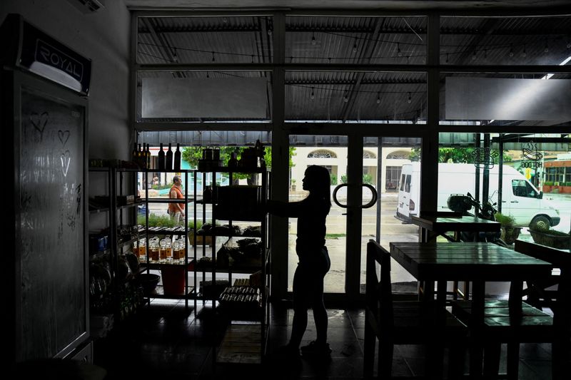 &copy; Reuters. Restaurante durante um apagão em Havana, Cuban17/10/2024nREUTERS/Norlys Perez