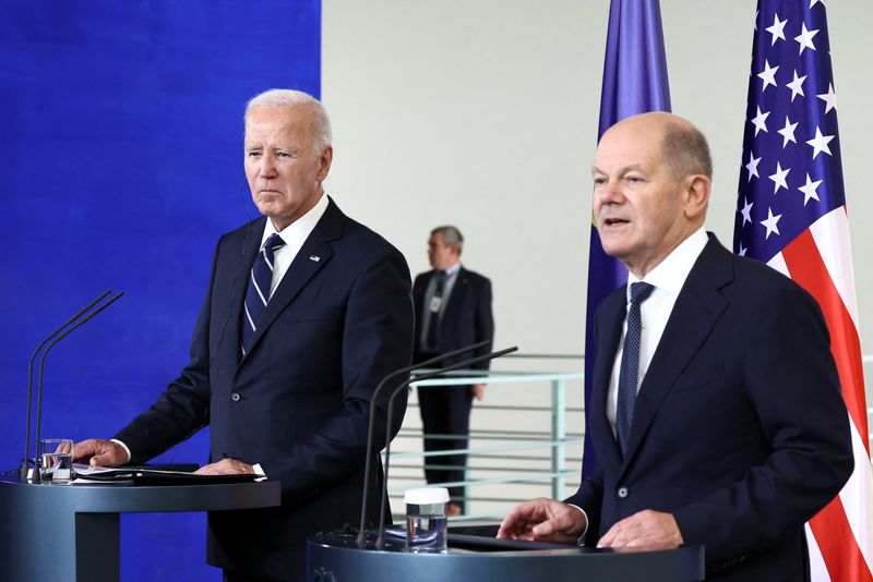 © Reuters. German Chancellor Olaf Scholz and U.S. President Joe Biden give statements at the Chancellery in Berlin, Germany, October 18, 2024.   REUTERS/Liesa Johannssen