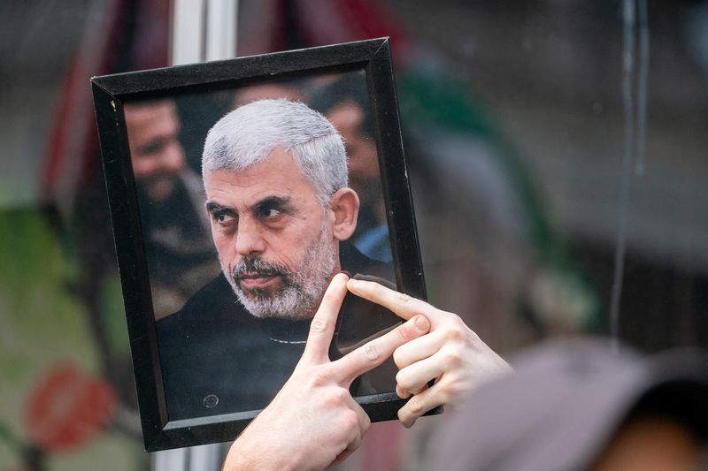 &copy; Reuters. Protestante palestino segura retrato de líder do Hamas, Yahya Sinwar, durante comício de Kamala Harris, em Nova York, EUAn14/08/2024nREUTERS/David 'Dee' Delgado