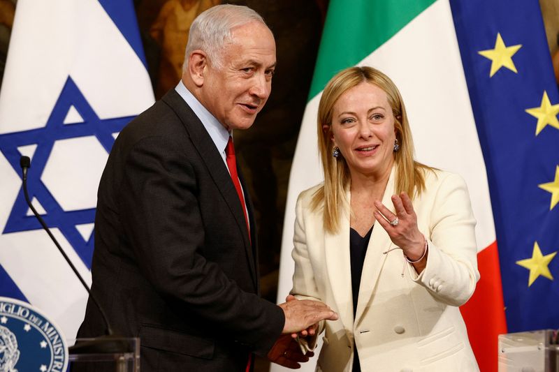 &copy; Reuters. La premier Giorgia Meloni e il primo ministro israeliano Benjamin Netanyahu si stringono la mano durante una conferenza stampa dopo il loro incontro a Palazzo Chigi, a Roma, Italia, 10 marzo 2023. REUTERS/Guglielmo Mangiapane/File Photo