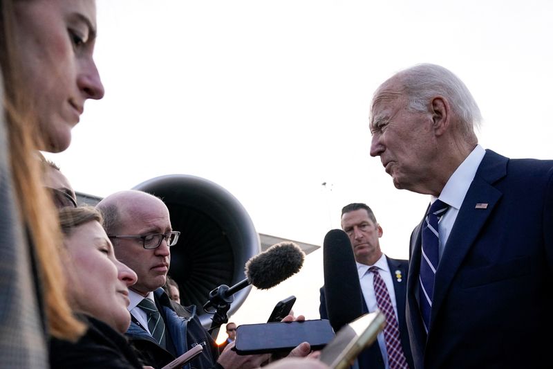 &copy; Reuters. Biden fala com jornalistas em Berlim, antes de embarcar no Força Aérea Um n18/10/2024nREUTERS/Elizabeth Frantz 