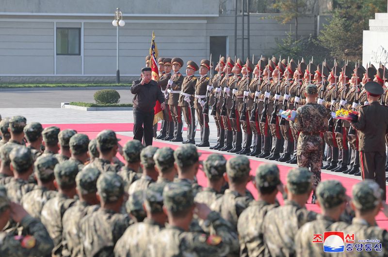 © Reuters. Líder norte-coreano Kim Jong Un inspeciona o quartel-general do Segundo Corpo de Exército.
17/10/2024
 Foto entregue pela agencia KCNA víia Reuters