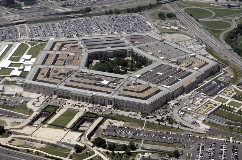 © Reuters. FILE PHOTO: An aerial view of the Pentagon building in Washington, June 15, 2005. REUTERS/Jason Reed/File Photo