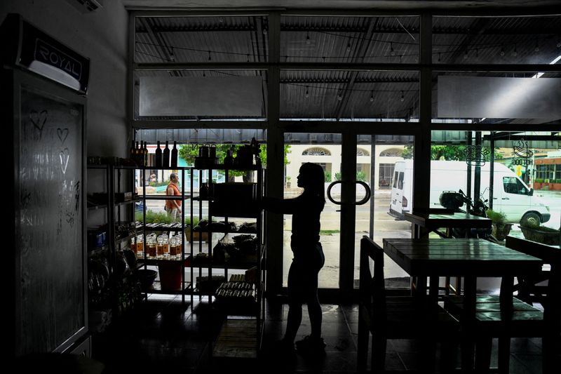 &copy; Reuters. Mulher trabalha em restaurante durante apagão em Havana, Cuban17/10/2024nREUTERS/Norlys Perez