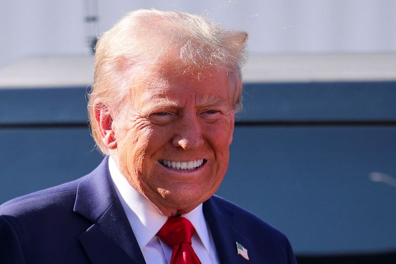 © Reuters. Republican presidential nominee and former U.S. President Donald Trump smiles upon arrival at Detroit Metropolitan Wayne County Airport, in Detroit, Michigan, U.S. October 18, 2024. REUTERS/Brian Snyder