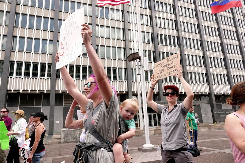 © Reuters. FILE PHOTO: Pro-choice activists assembled in downtown Memphis during a 