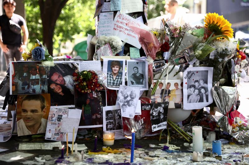 © Reuters. Tributes are left outside the hotel where Liam Payne, former One Direction band member, was found dead after he fell from a third-floor hotel room balcony, in Buenos Aires, Argentina October 18, 2024. REUTERS/Tomas Cuesta